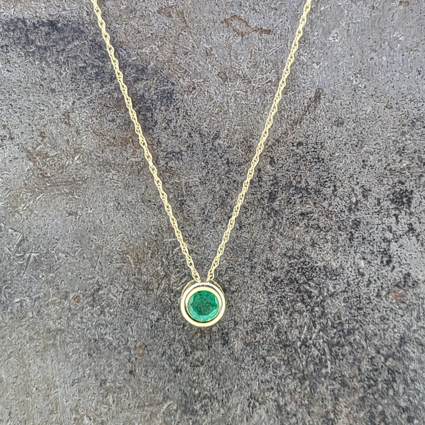 5mm Emerald Pendant