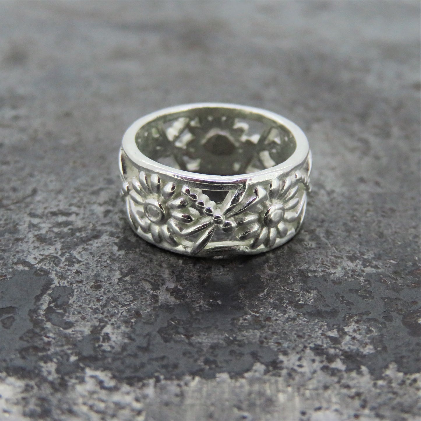 Dragonfly and Daisy Ring